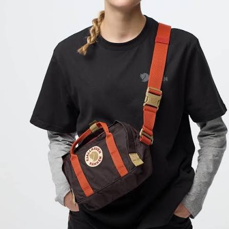Kånken Crossbody brun et orange porté en bandoulière