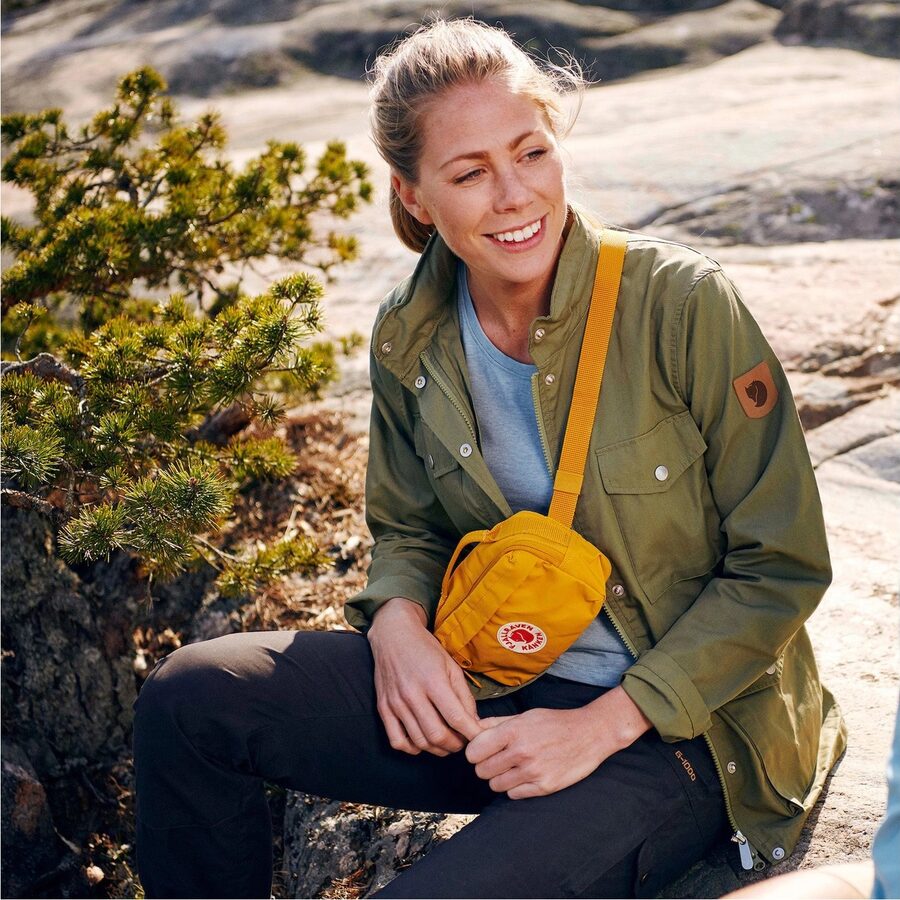 Kånken Hip Pack jaune porté en bandoulière