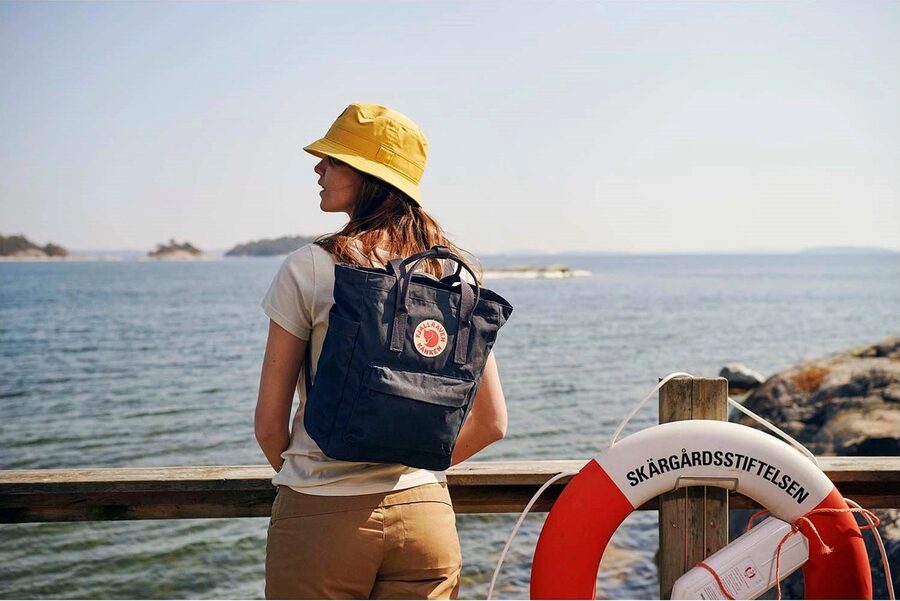 Kånken Totepack porté sur le dos au bord de la mer